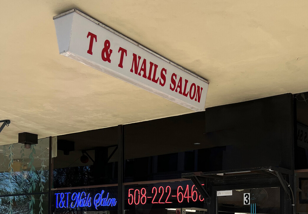 Old T&T Nails Salon sign